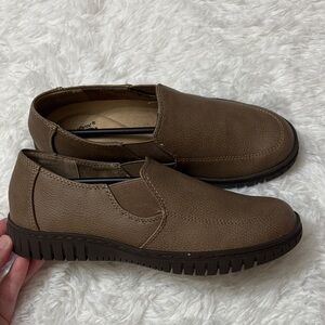 NWOT Easy Street Taupe Women’s Oriel Comfort Flats Slip On Size 6 NARROW